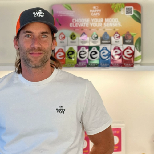 happy caps service member Nick in the picture with Happy Caps Made in the Netherlands in the background